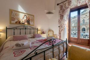 奥斯图尼Palazzotto的一间卧室设有一张床和一个大窗户