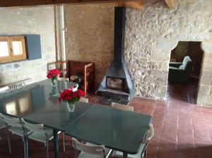 BarrónCasa Torre Cantoblanco的一间带桌子和壁炉的用餐室