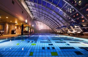 千叶新大谷幕张酒店的大型室内游泳池,拥有大型天花板