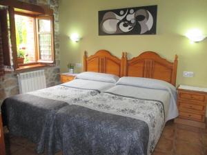 坎加斯-德奥尼斯Casa Rural El Jondrigu的一间卧室,卧室内配有一张大床