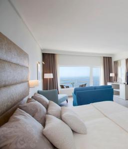 巴尔德莫萨Bordoy Continental Valldemossa的酒店客房设有一张床,享有海景。