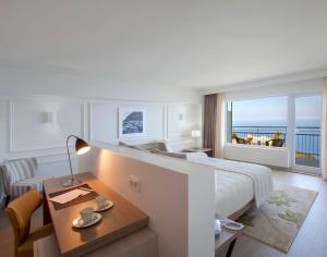 巴尔德莫萨Bordoy Continental Valldemossa的酒店客房设有一张大床,享有海景。
