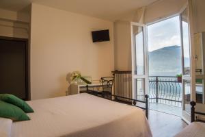 莱泽诺科特代佩斯卡托住宿加早餐旅馆的一间卧室设有一张床和一个美景阳台