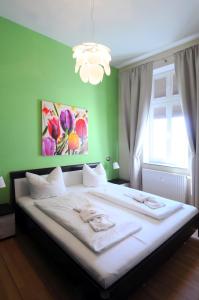 瓦尔内明德Ferienwohnung Warnemünde - L (N)的一间卧室设有一张大床和绿色的墙壁
