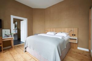 巴特埃森Alte Apotheke的一间卧室配有一张带白色床单的大床