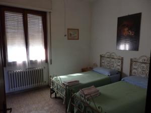 基安蒂格雷夫卡斯普里尼达奥美罗公寓的卧室设有两张单人床和窗户。
