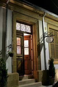 北尼科西亚Pedieos Guest House的一座带木门和窗户的建筑