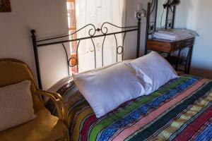 Lazania哈茨基普里亚努博物馆旅馆的靠窗的带枕头的床