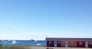 博纳维斯塔Oceanside Cabins的水体旁边的红色建筑