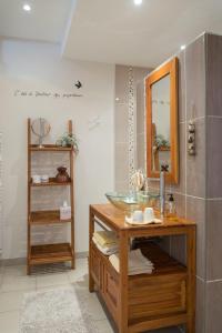 阿夫朗什拉柏德里酒店的一间带玻璃水槽和镜子的浴室