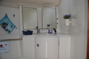 加亚新城Noite a bordo c/PA em veleiro -rio Douro的白色的浴室设有水槽和镜子