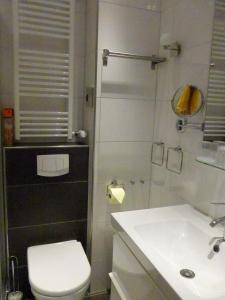 埃默里希City Apartments Will的浴室配有白色卫生间和盥洗盆。