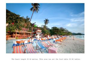 象岛麦克度假酒店的沙滩上的一大堆椅子