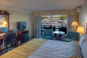 布斯贝港布朗码头旅馆的酒店客房配有一张床、一张书桌和一台电视。