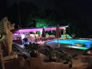哈林海滩月长石别墅酒店的夜间在房子前面的游泳池