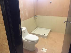 艾卜哈Al Sondos Furnished Apartments的一间位于客房内的白色卫生间的浴室