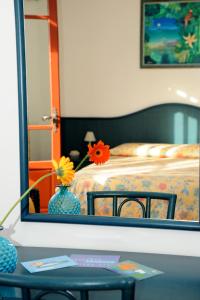 圣雷莫拉孔卡阿祖拉酒店的一间卧室配有一张带镜子和桌子的床