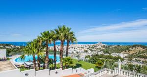 维耶斯泰Villa Coppitella, rooms & apartments的享有度假村的空中景致,设有游泳池和棕榈树