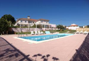 Vila Verde dos FrancosDomestival的房屋前的游泳池