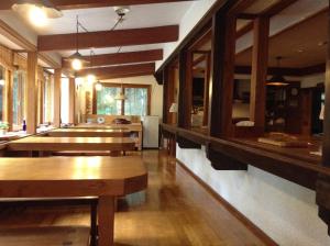 白马村瓦塔博时旅馆的一间设有木桌和长凳的餐厅