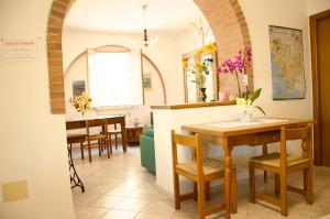 马萨马里蒂马Agriturismo San Lino-Gilberto的厨房以及带桌椅的用餐室。