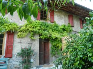 BarbyGite de l'école的石头房子,有红色的门和植物