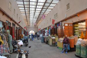 摩洛哥传统庭院内部或周边的超市或其他商店