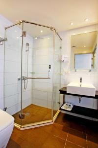 台东乐知旅店的一间带玻璃淋浴和水槽的浴室