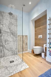 奥古斯图Blue Door Apartment的带淋浴和浴缸的浴室
