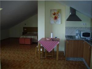 多列毛利诺斯玛利亚德尔卡门公寓酒店的厨房配有带粉色桌布的桌子