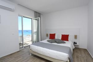 阿基欧斯尼古拉斯Blu Acqua Hotel的一间卧室设有一张床,享有海景