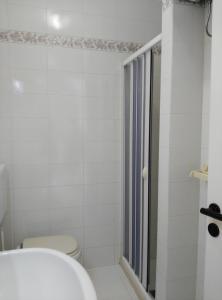 萨尔维Salento Mare Sabbioso的白色的浴室设有卫生间和淋浴。