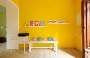 PapignoCasetta di Cleo的黄色的房间,设有长凳和桌子