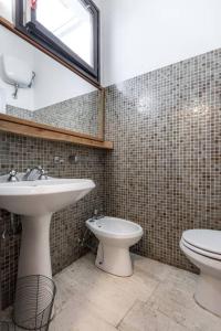 蒙特瓦尔基Independent apartment的一间带水槽、卫生间和镜子的浴室