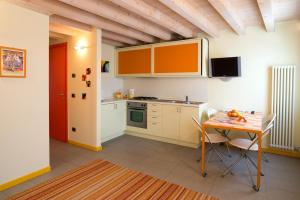 布拉诺岛卡萨诺瓦度假屋的小厨房配有桌子和桌椅
