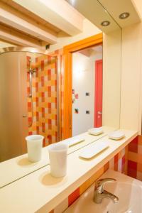 布拉诺岛卡萨诺瓦度假屋的一间带水槽和镜子的浴室