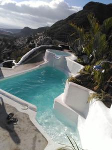 阿格特Vilna House with private pool, jacuzzi and garden -Optional pool and jacuzzi heating的山中的一个游泳池
