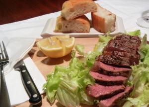 莫尔兹比港星霖小屋酒店的盘子,包括肉、生菜和面包