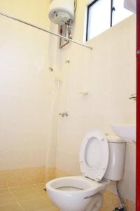 昆达桑昆达山斯盖威尔禅意度假村的一间带卫生间和水槽的浴室