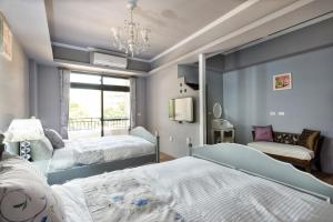 花莲市鸢尾花渡假民宿的一间卧室设有两张床和窗户。