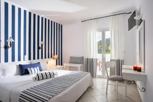 莫奈姆瓦夏Iris Beach Hotel的一间卧室配有一张大床、一张桌子和一张桌子