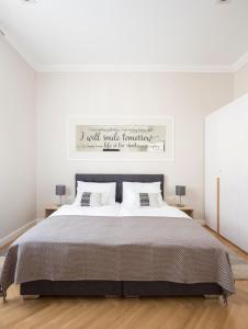 White Rose Apartment客房内的一张或多张床位