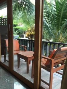 拉迈海湾别墅酒店的客房设有带椅子和桌子的庭院。