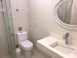圣保罗玛丽亚花旅馆的一间带卫生间、水槽和镜子的浴室