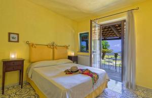 伊斯基亚佩拉迪巴索农庄酒店的一间卧室设有两张床,并设有一个通往庭院的门。