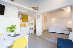 拉古萨码头Marina Loft Sicily的一间白色卧室,配有床和厨房