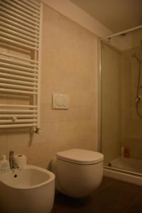 萨尔扎纳Il Fortino - The Refuge的浴室配有卫生间、盥洗盆和淋浴。