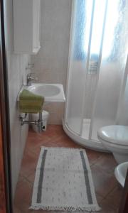卡斯蒂里昂纳·德拉佩Monolocale con giardino的带淋浴、卫生间和盥洗盆的浴室
