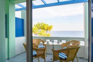 Sea Breeze Apartments Chios的阳台或露台