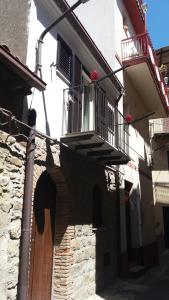 PettineoArte Mare e Cultura的一座带两个阳台和窗户的建筑